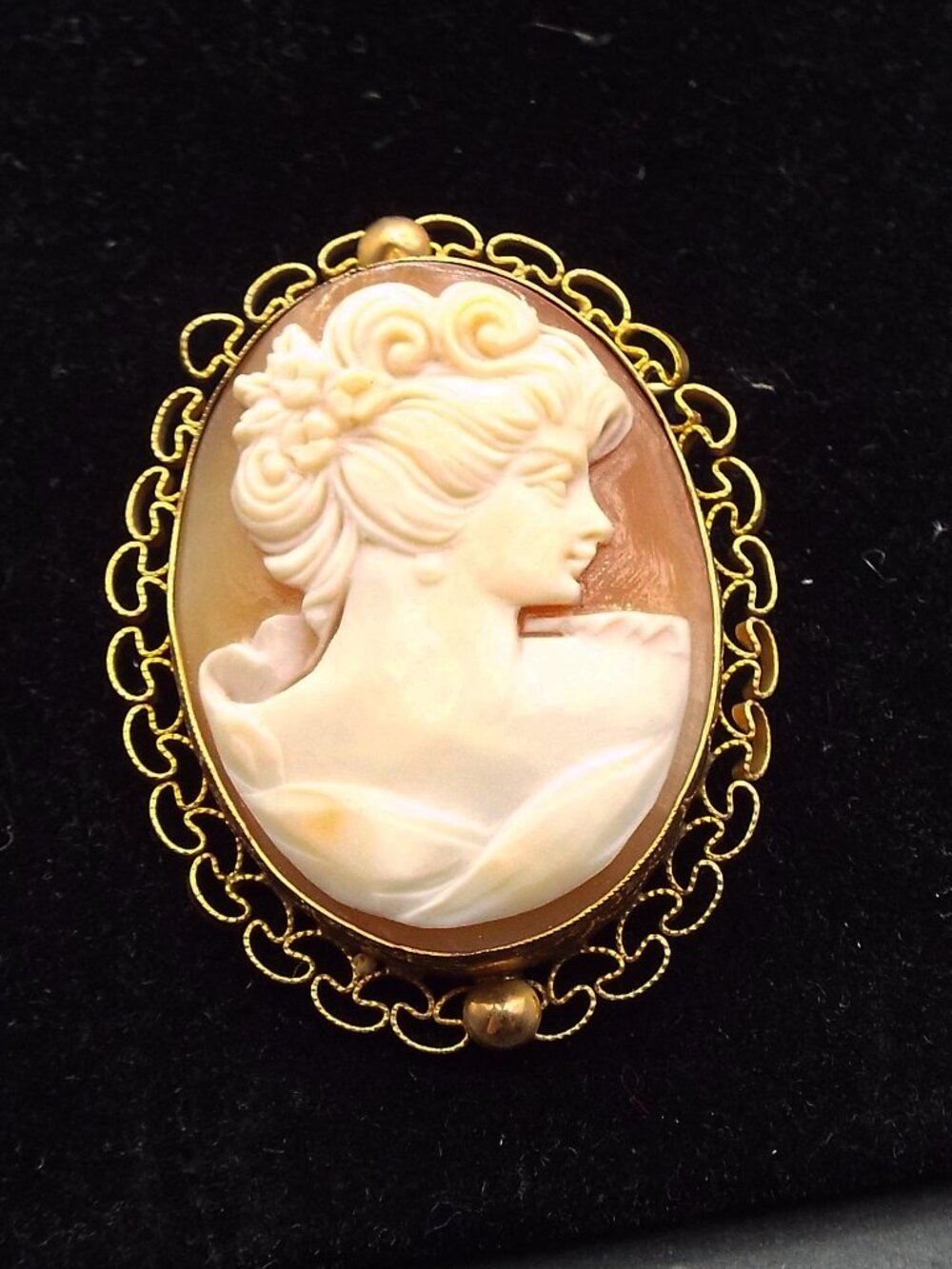 *BEAUTIFUL CURLS ON HER HEAD* 12KGF HANDCARVED SHELL CAMEO FRILLY EDGED PIN 65